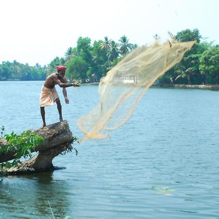 فندق Triveny River Palace Alappuzha المظهر الخارجي الصورة