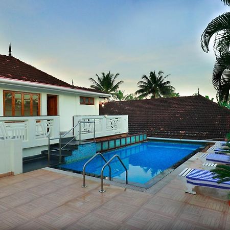فندق Triveny River Palace Alappuzha المظهر الخارجي الصورة