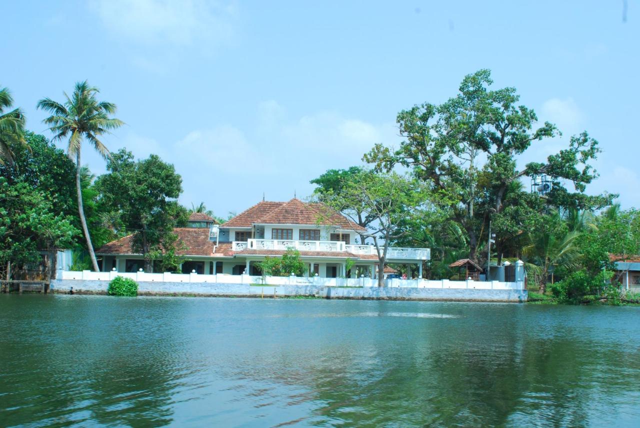 فندق Triveny River Palace Alappuzha المظهر الخارجي الصورة