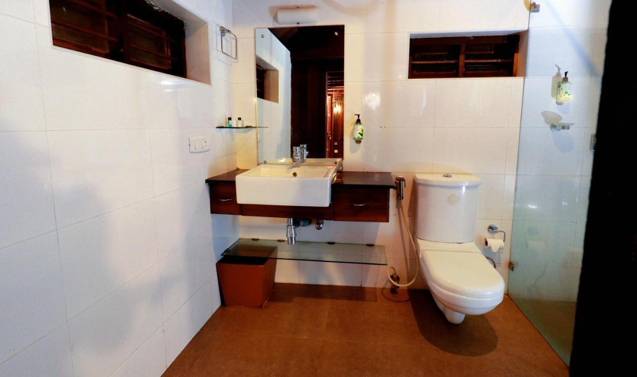فندق Triveny River Palace Alappuzha المظهر الخارجي الصورة
