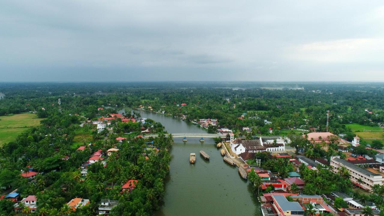 فندق Triveny River Palace Alappuzha المظهر الخارجي الصورة
