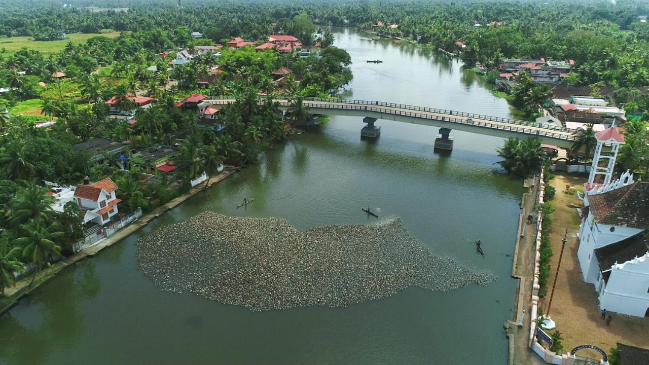 فندق Triveny River Palace Alappuzha المظهر الخارجي الصورة