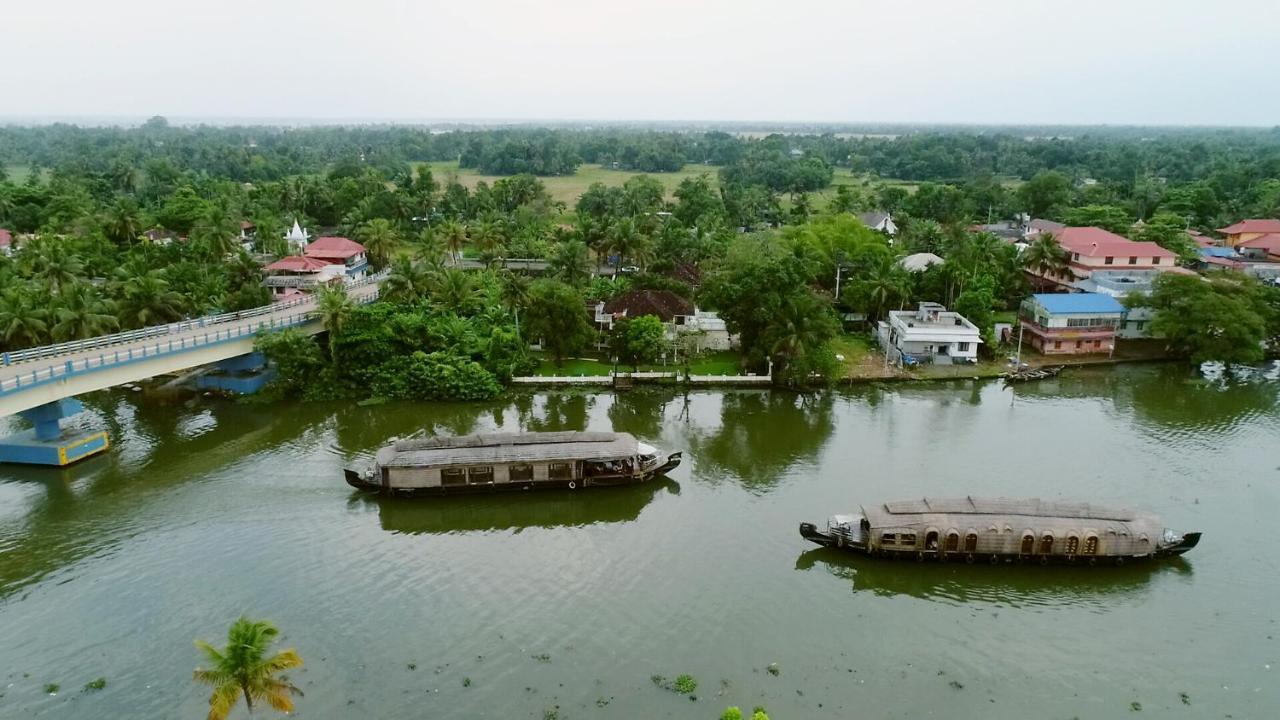 فندق Triveny River Palace Alappuzha المظهر الخارجي الصورة